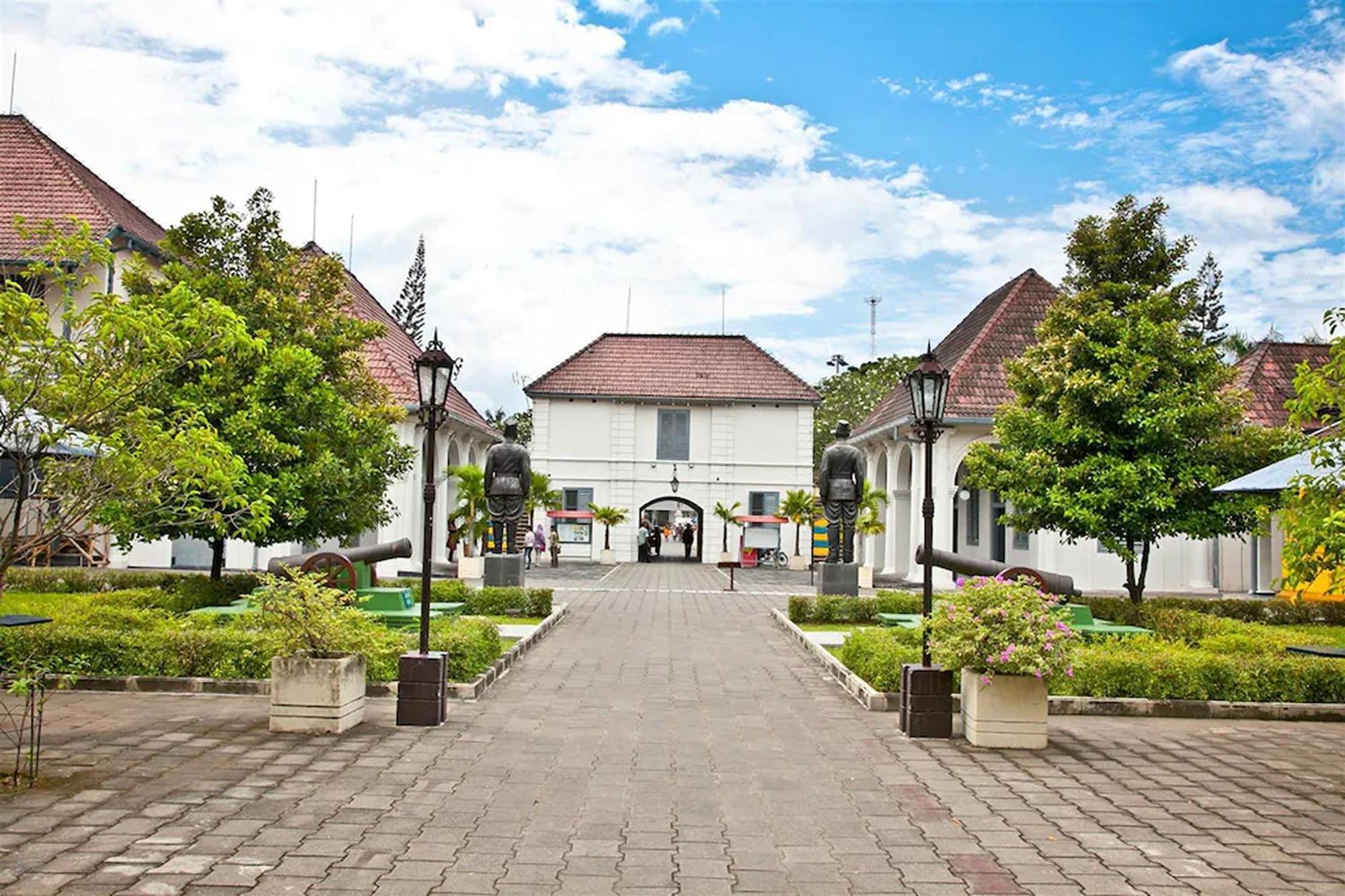 Monica Hotel Джокьякарта Экстерьер фото